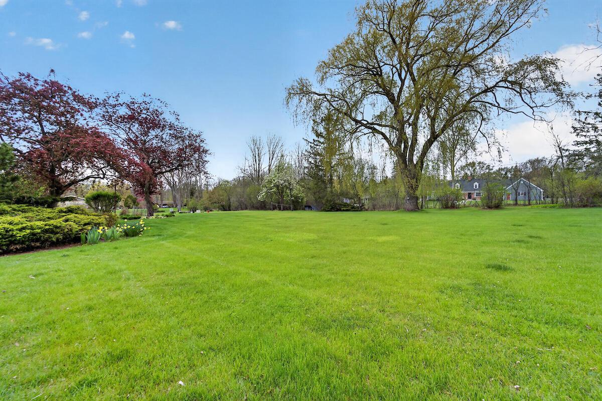 1634 W River Oaks LANE