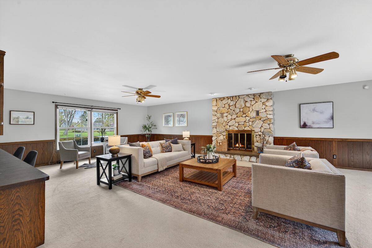 1634 W River Oaks LANE