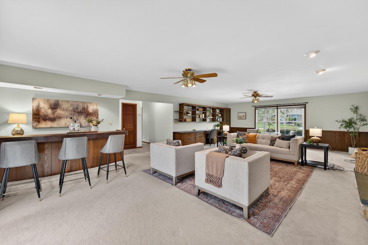 1634 W River Oaks LANE