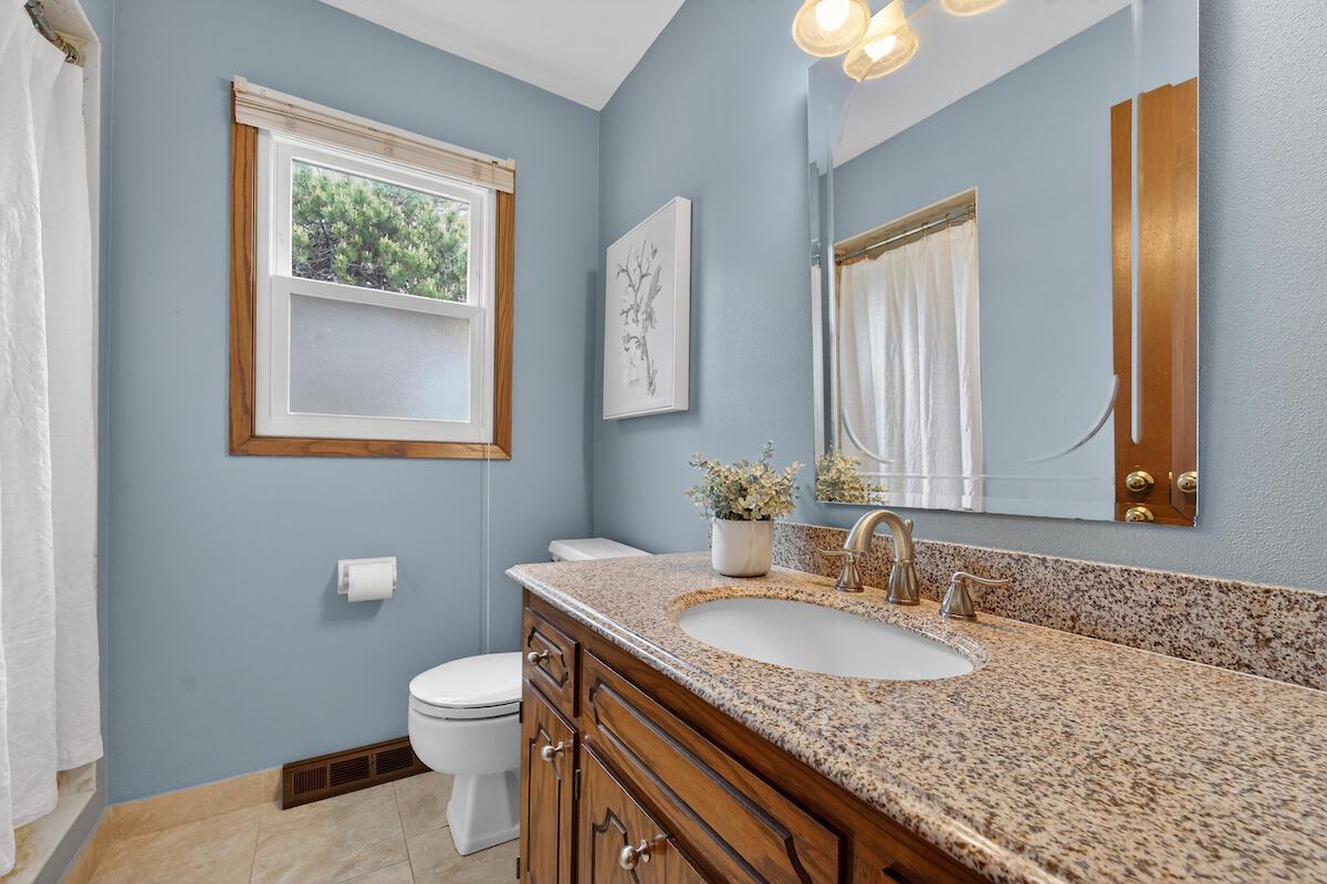 1634 W River Oaks LANE