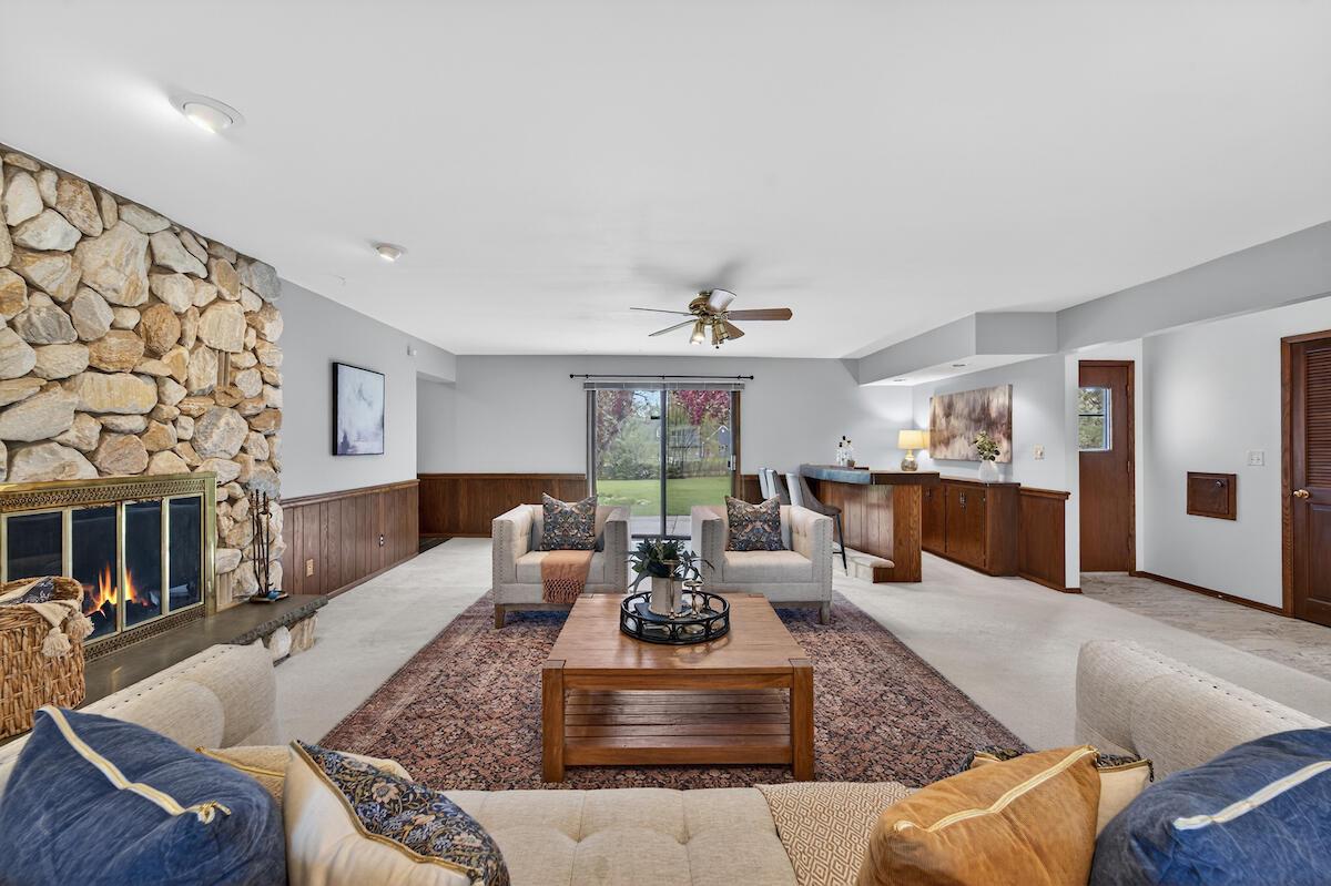 1634 W River Oaks LANE