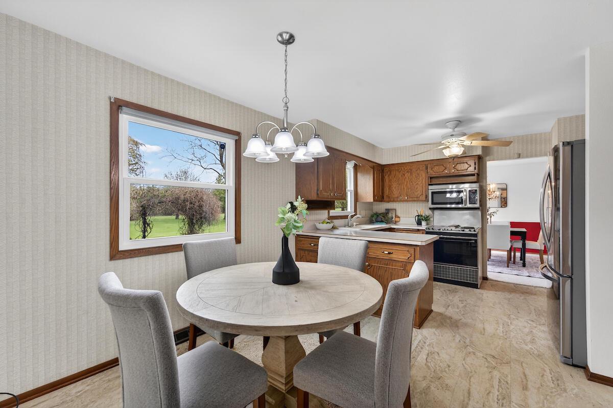 1634 W River Oaks LANE