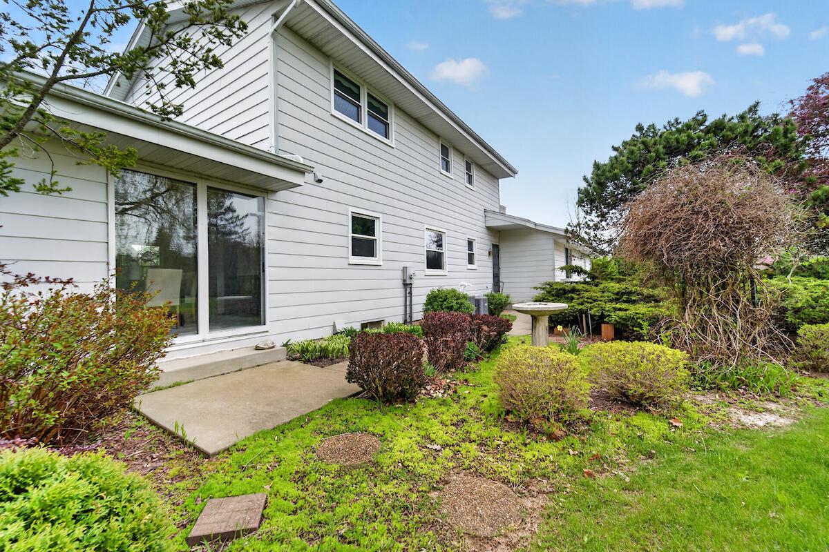 1634 W River Oaks LANE