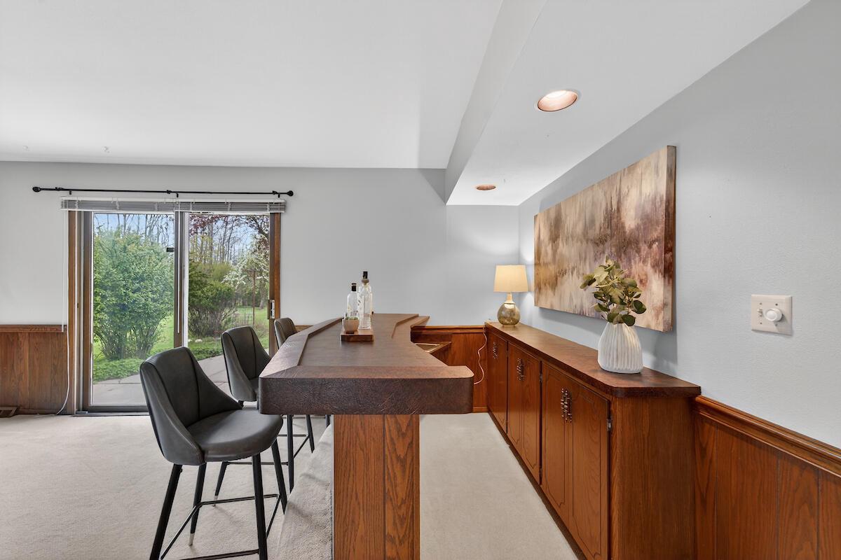 1634 W River Oaks LANE