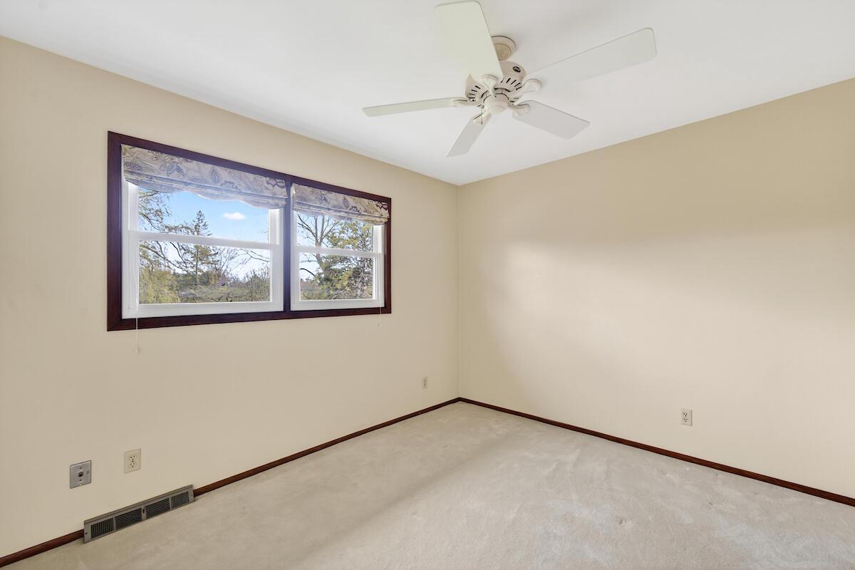 1634 W River Oaks LANE