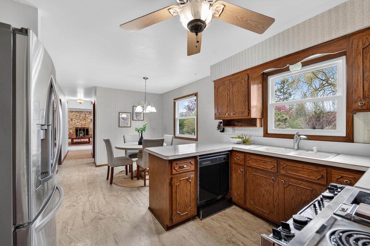 1634 W River Oaks LANE