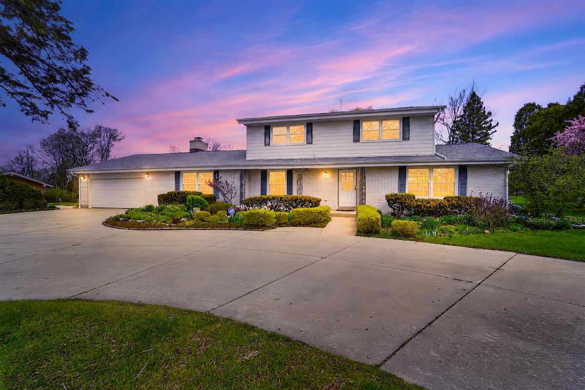 1634 W River Oaks LANE