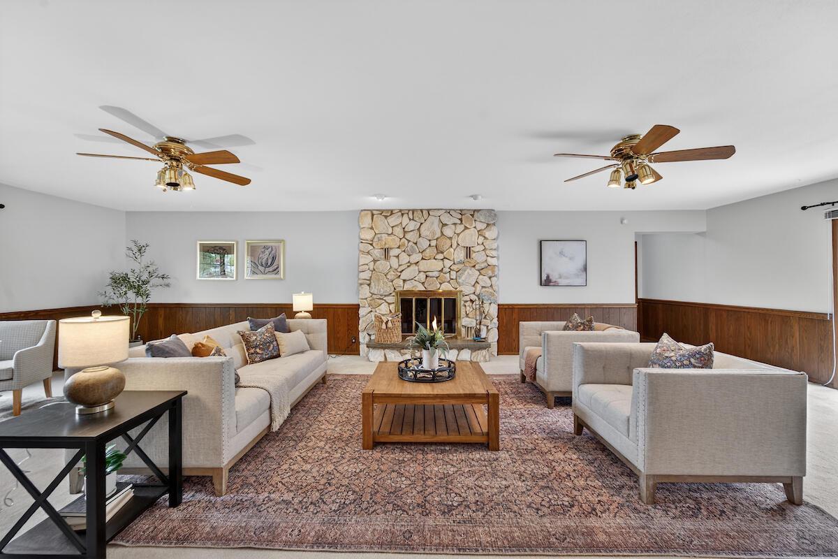 1634 W River Oaks LANE