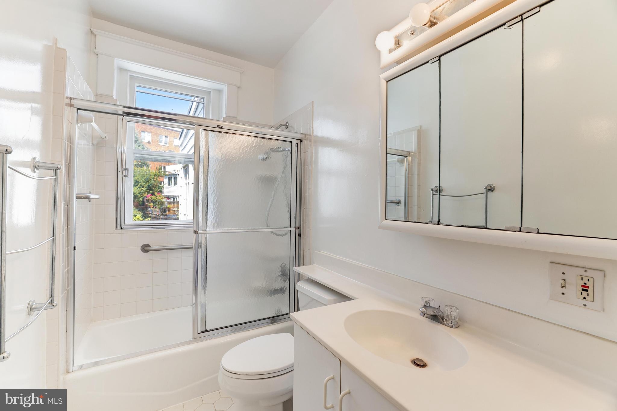 2015 ALLEN PLACE NW