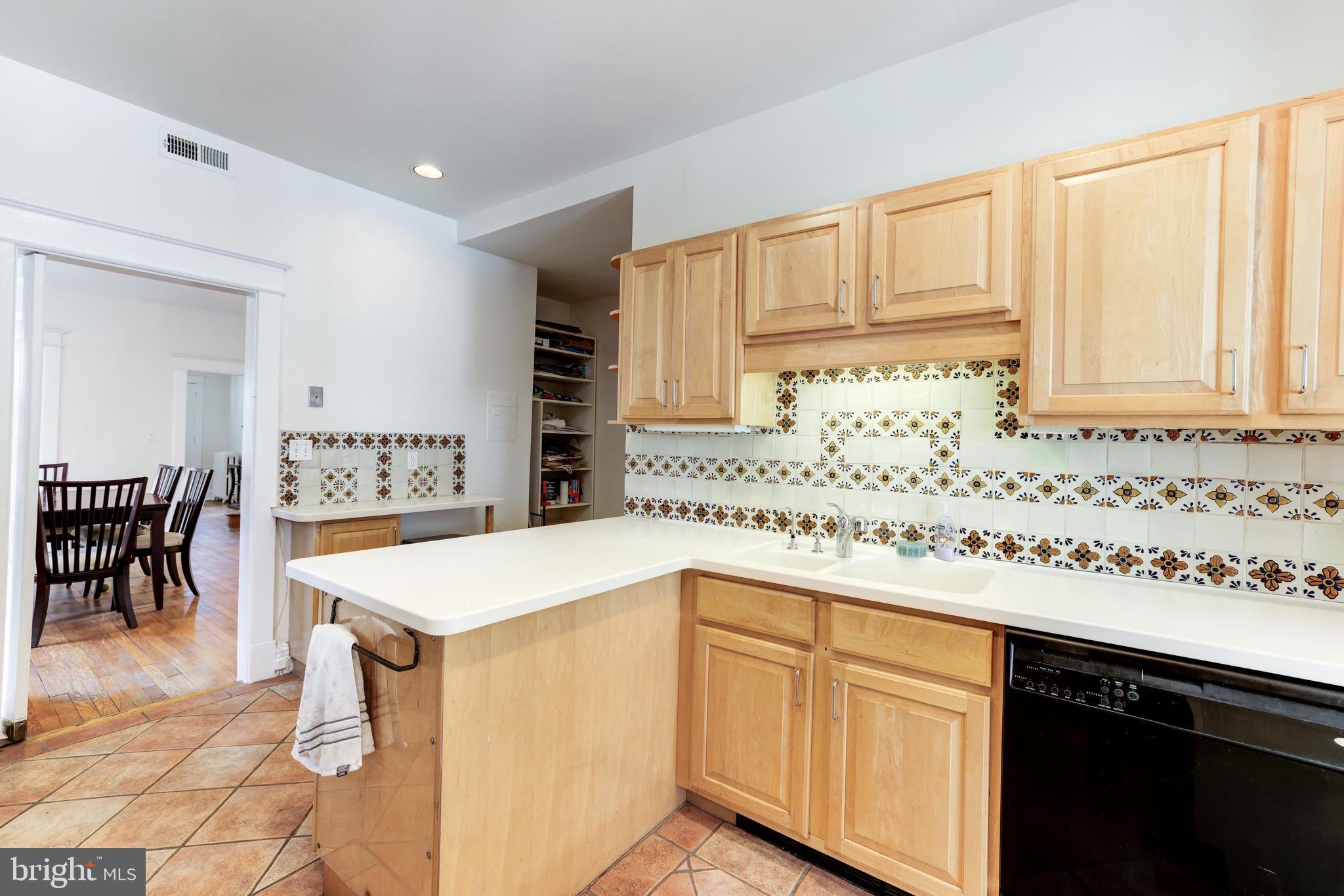 2015 ALLEN PLACE NW