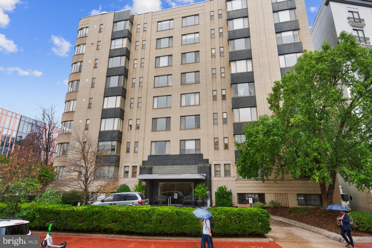 1 SCOTT CIRCLE NW 18