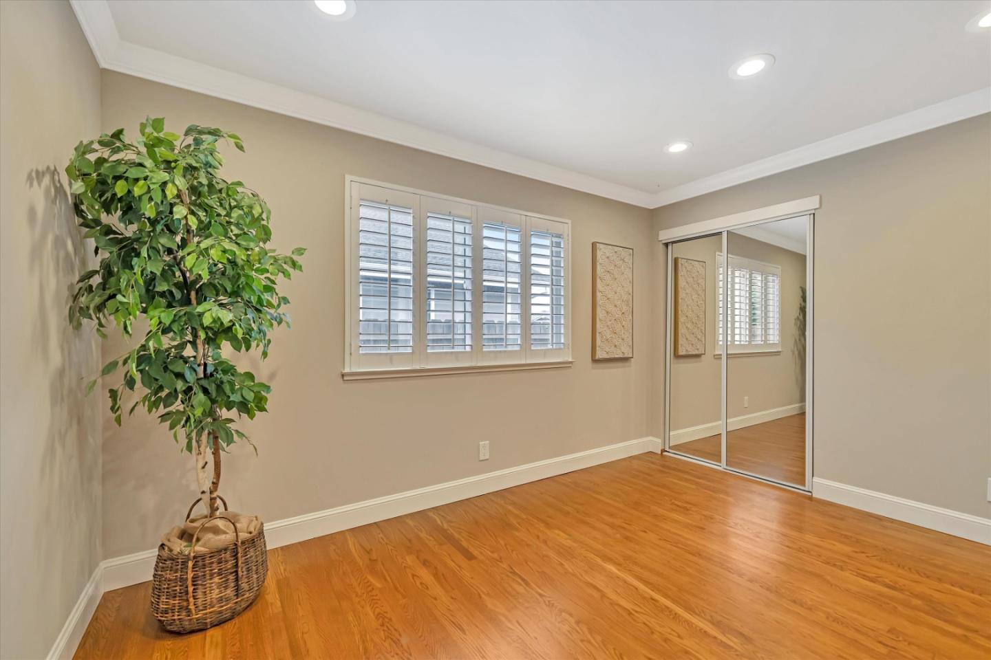990 Laguna CIR