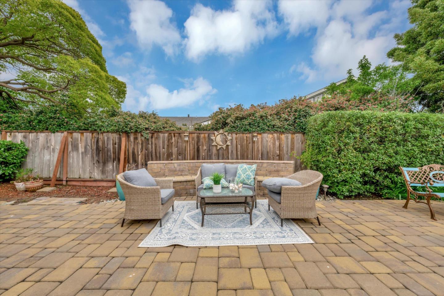 990 Laguna CIR