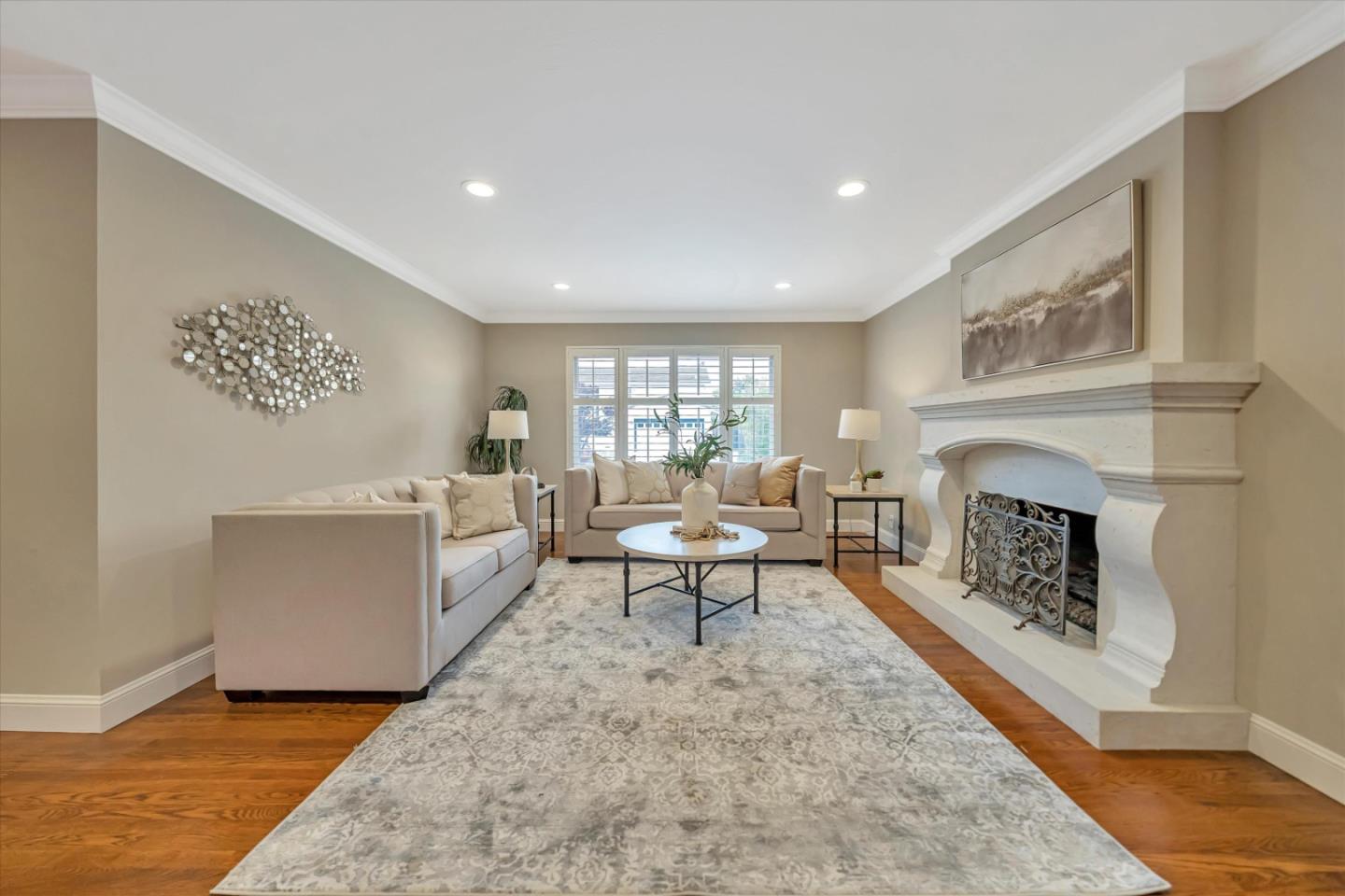 990 Laguna CIR