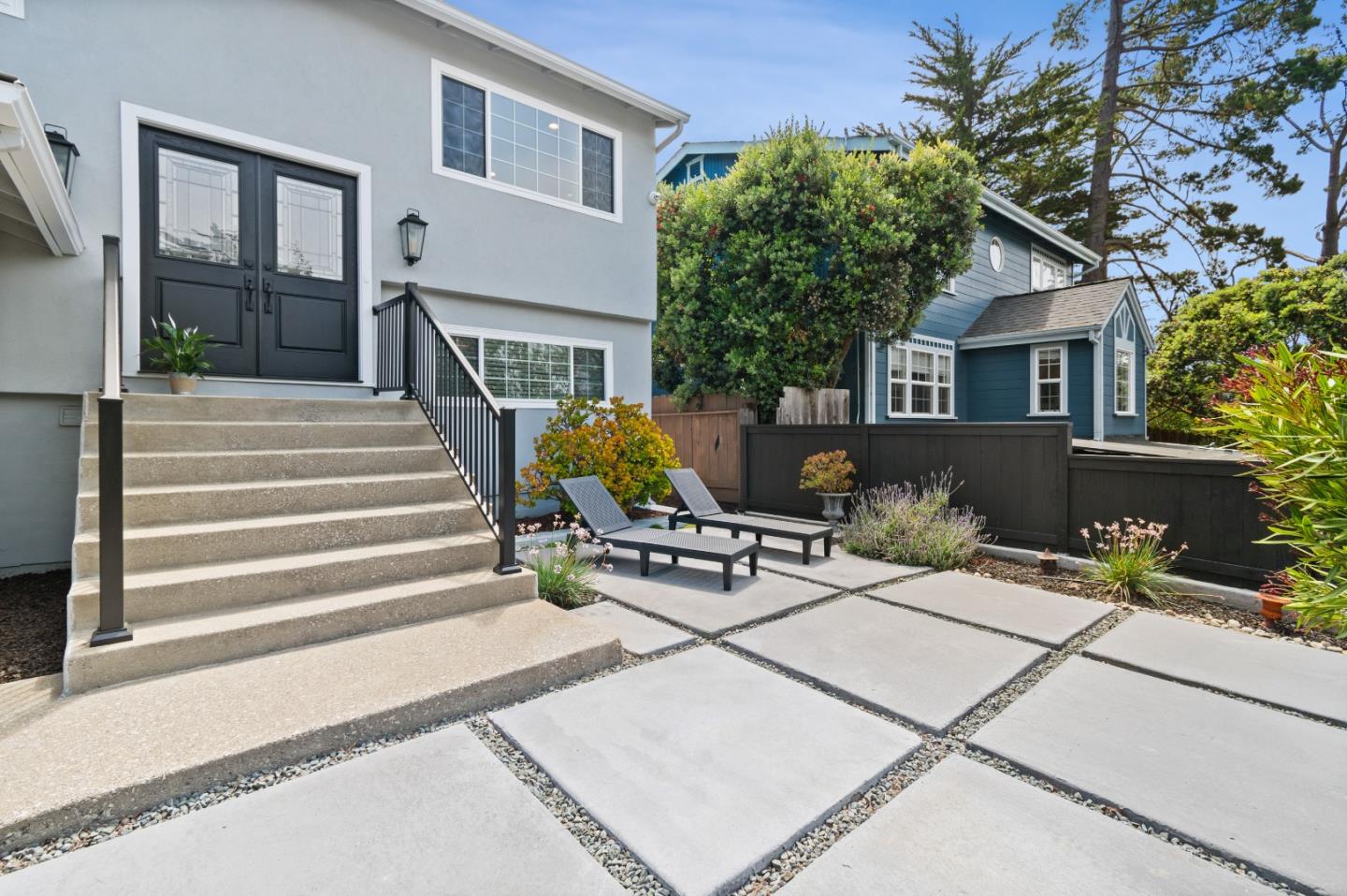330 Avenue Portola