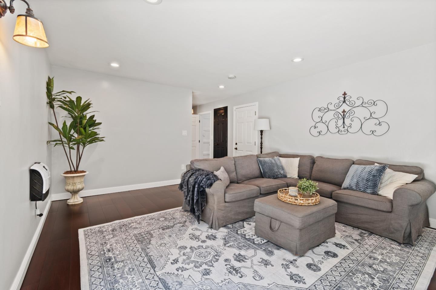 330 Avenue Portola
