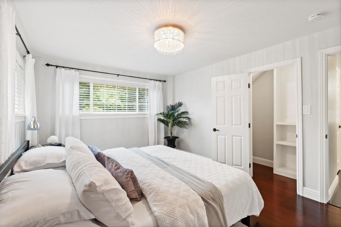 330 Avenue Portola