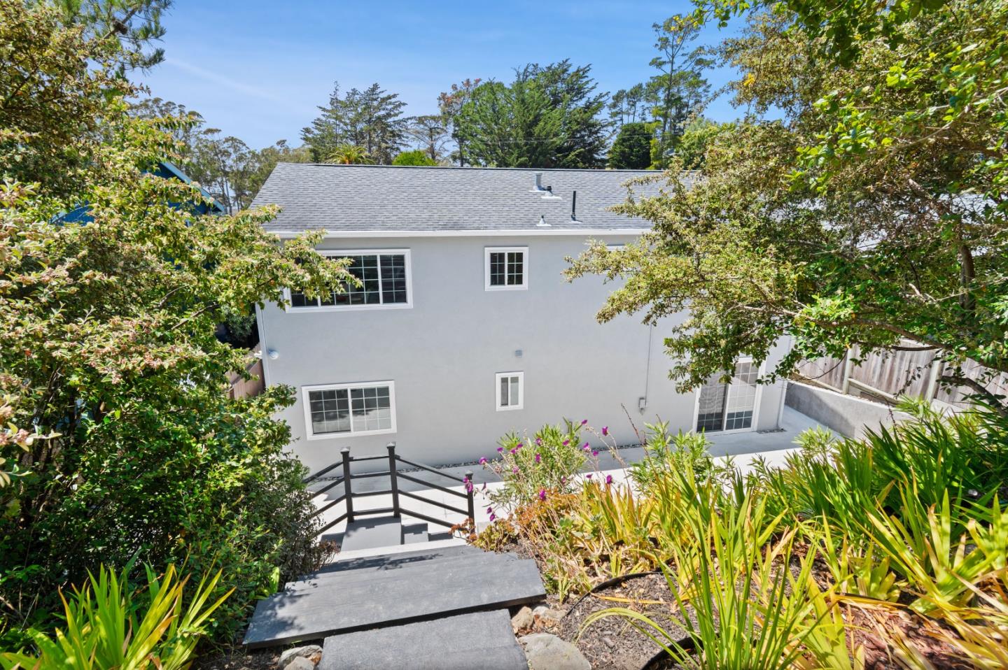 330 Avenue Portola