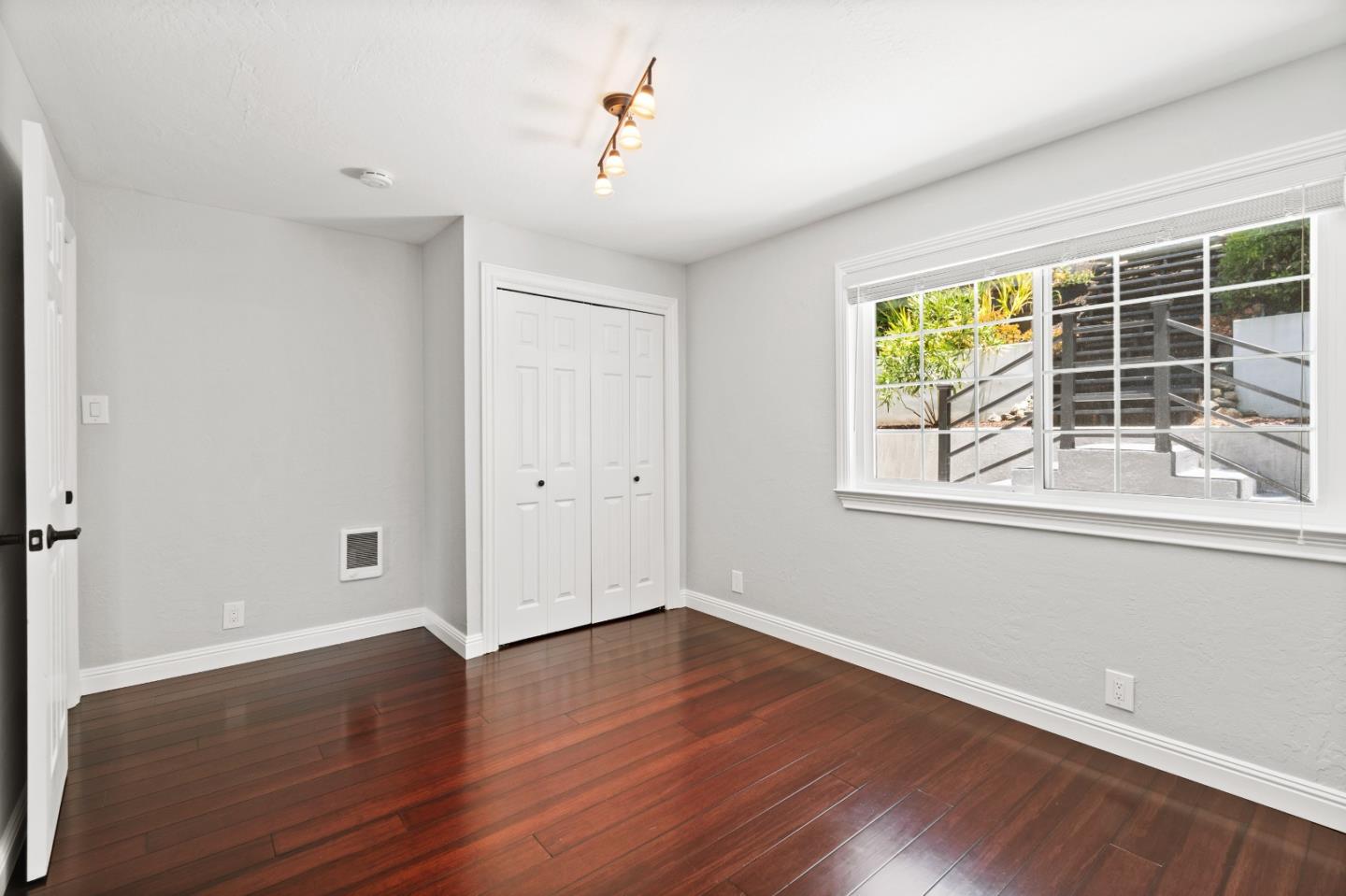 330 Avenue Portola