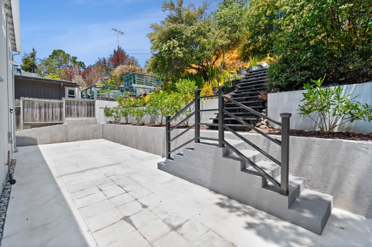 330 Avenue Portola