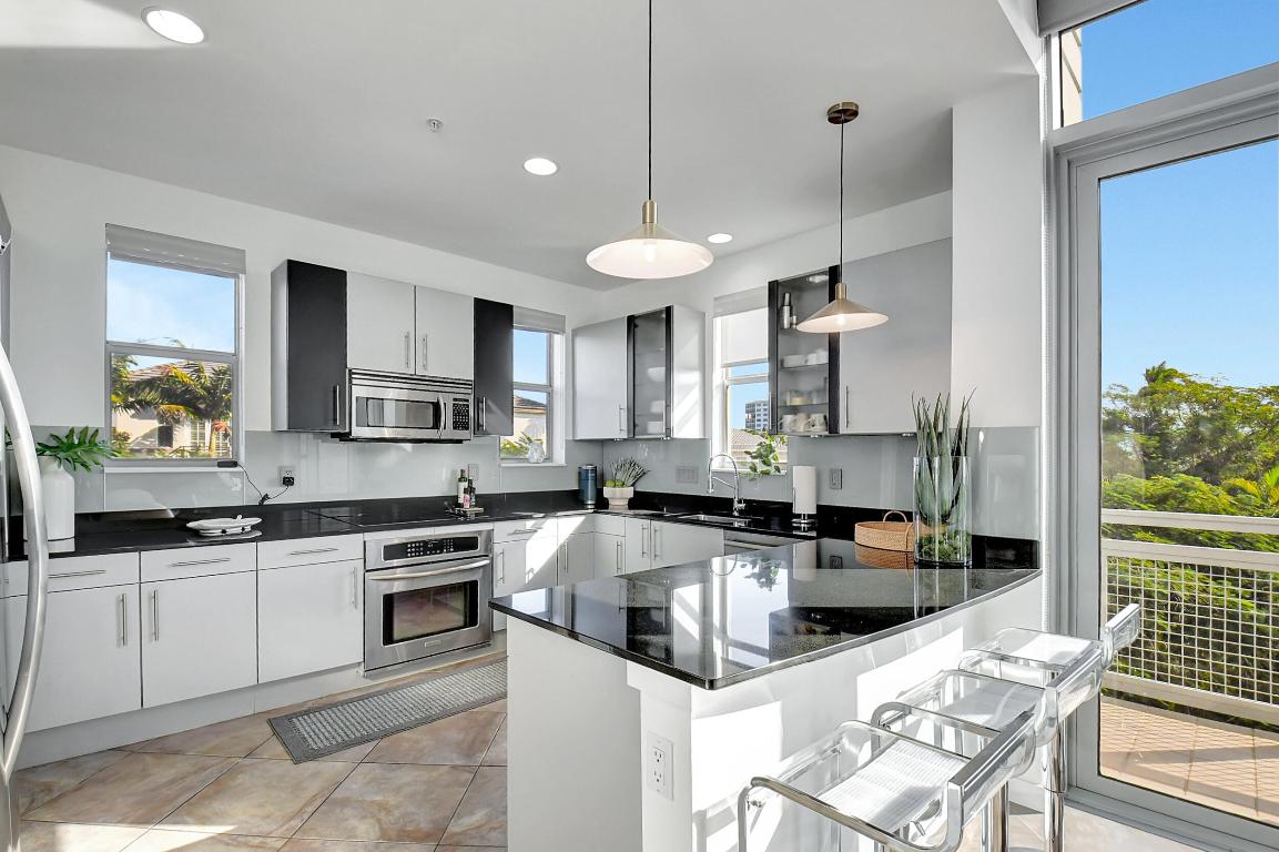 335 SE 6th Avenue 306