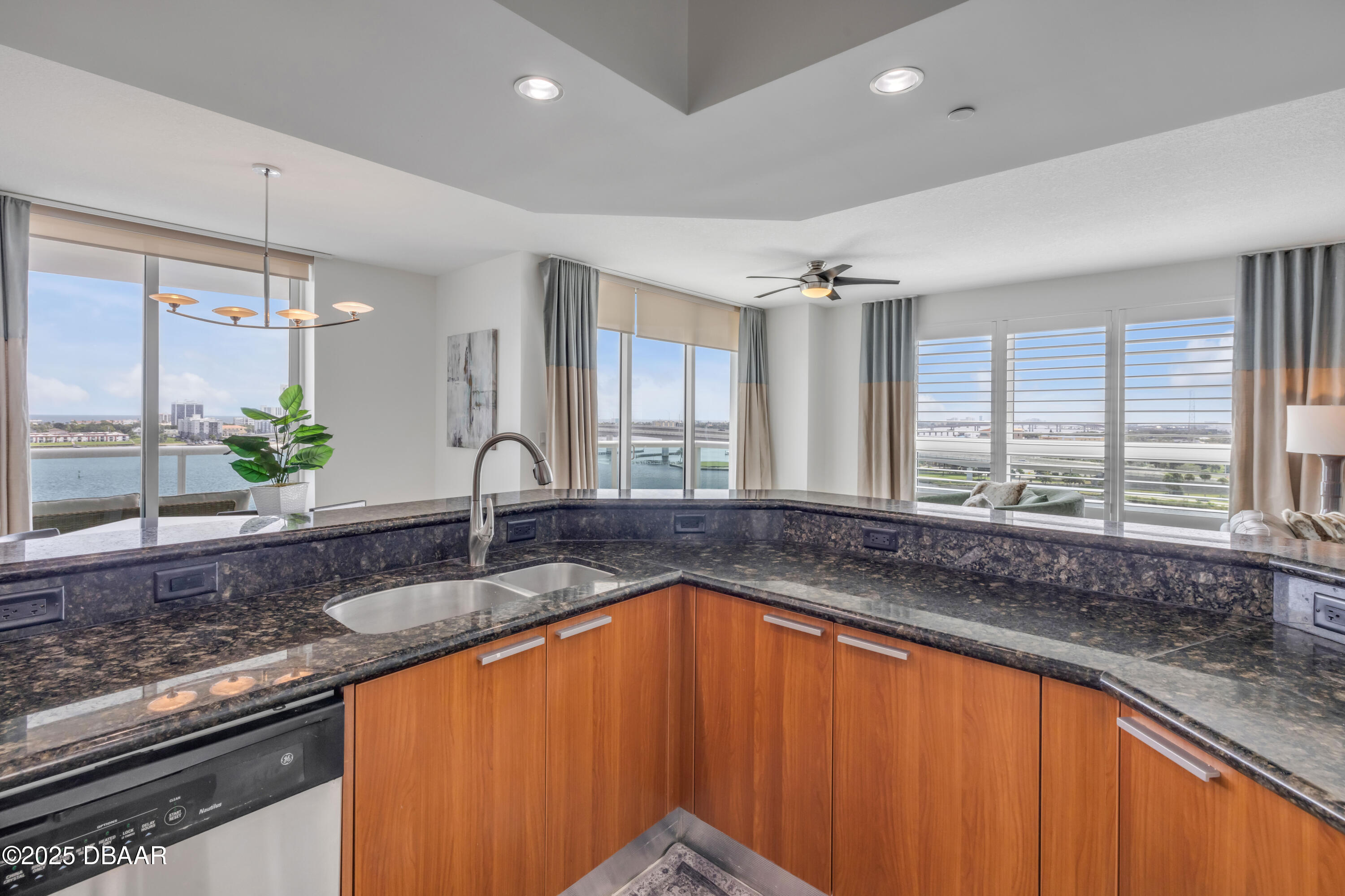 231 Riverside Drive Unit: 1001