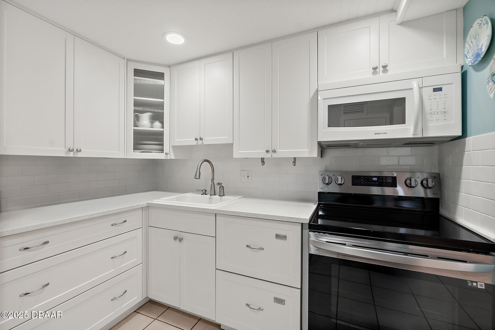 925 N Halifax Avenue, 102