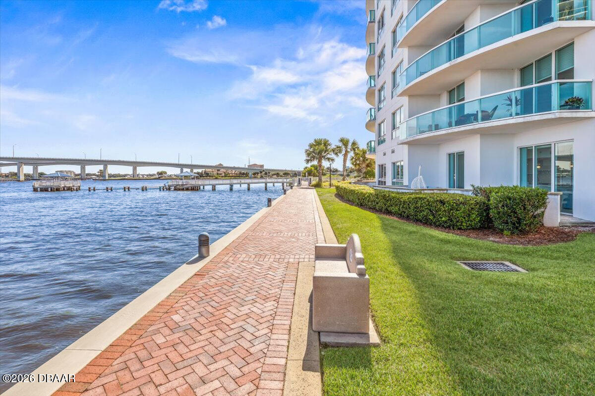 231 Riverside Drive Unit: 2002