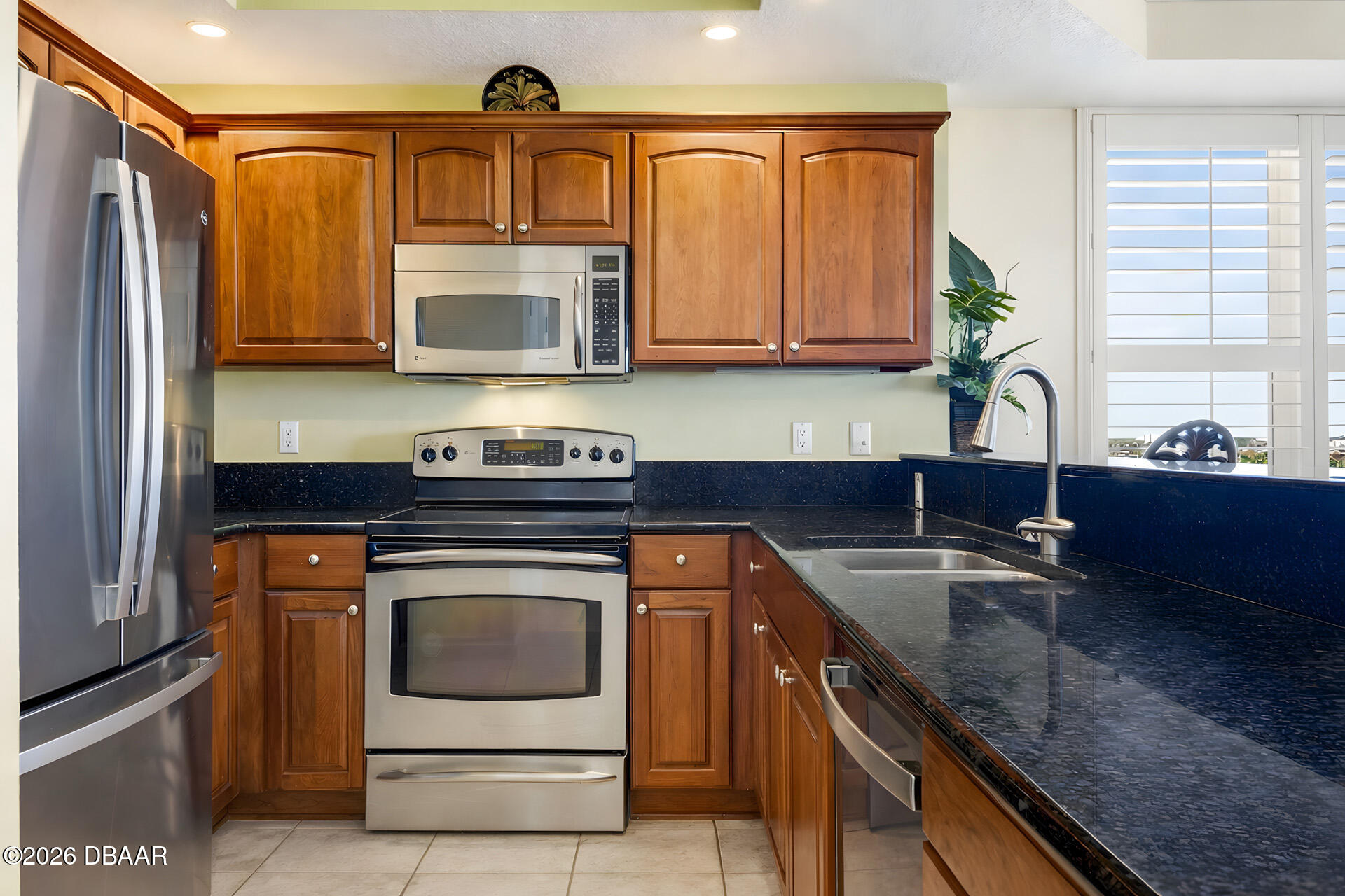 2403 S Atlantic Avenue Unit: 811