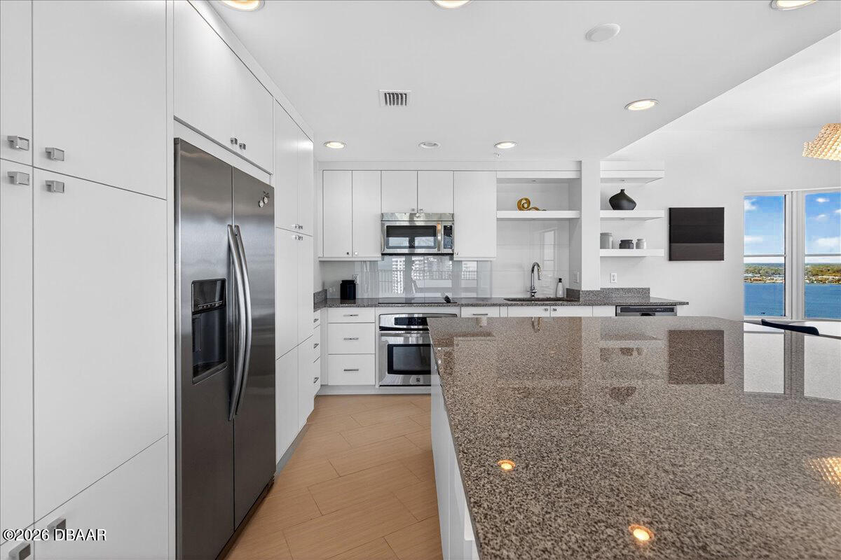 2 Oceans West Boulevard Unit: 2006