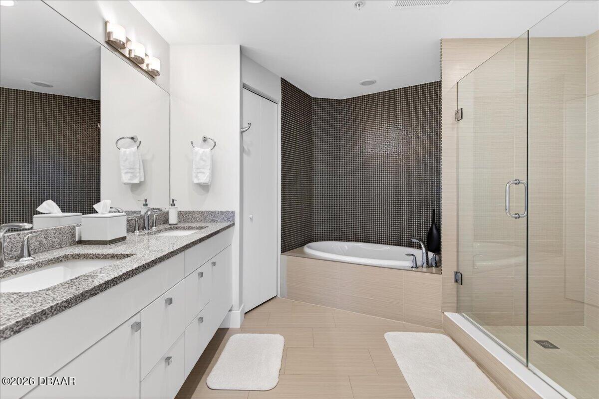 2 Oceans West Boulevard Unit: 2006