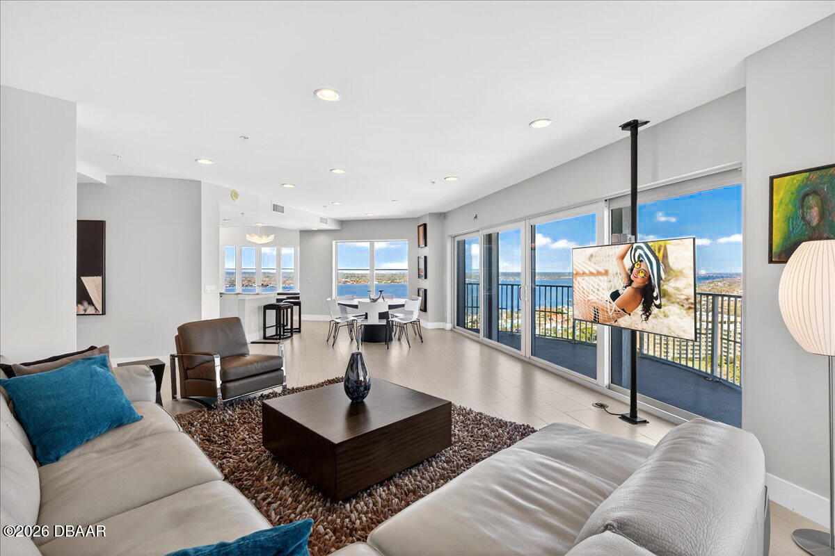 2 Oceans West Boulevard Unit: 2006