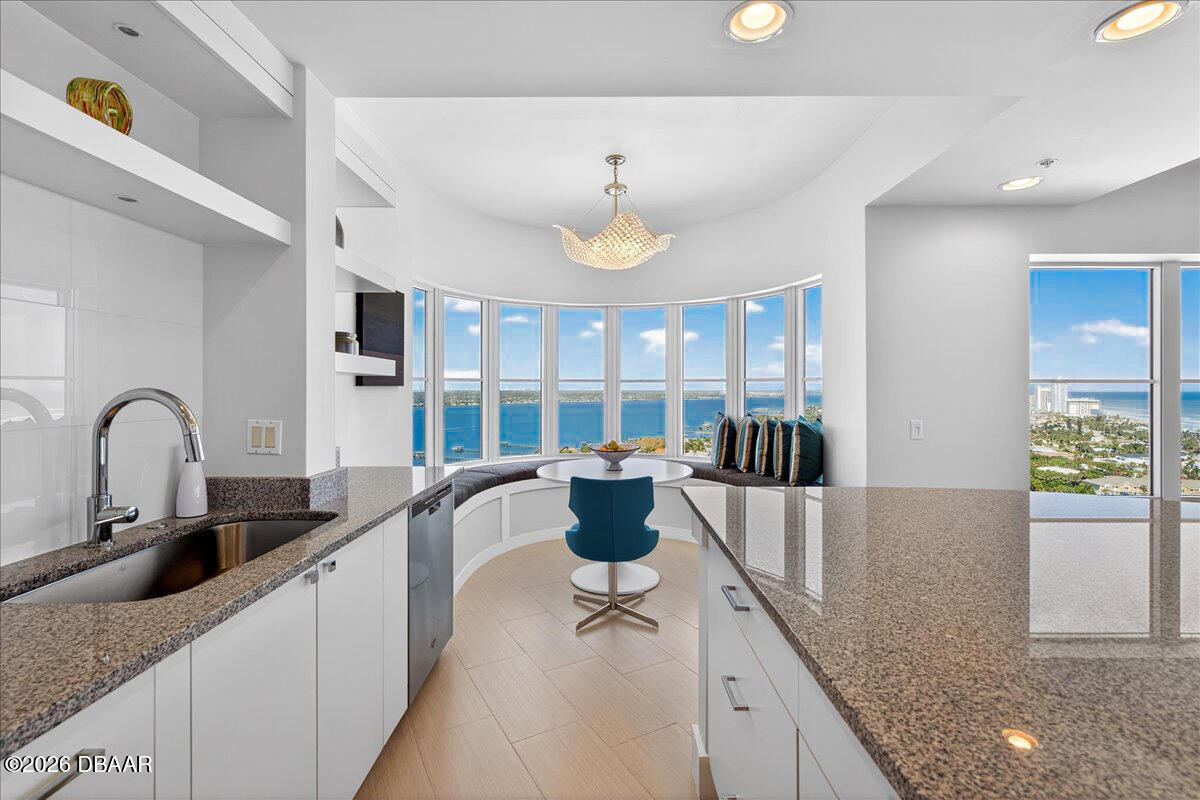 2 Oceans West Boulevard Unit: 2006