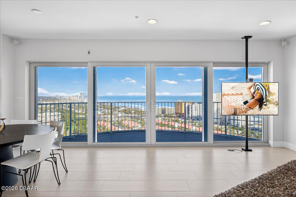 2 Oceans West Boulevard Unit: 2006