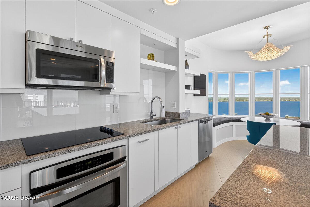 2 Oceans West Boulevard Unit: 2006