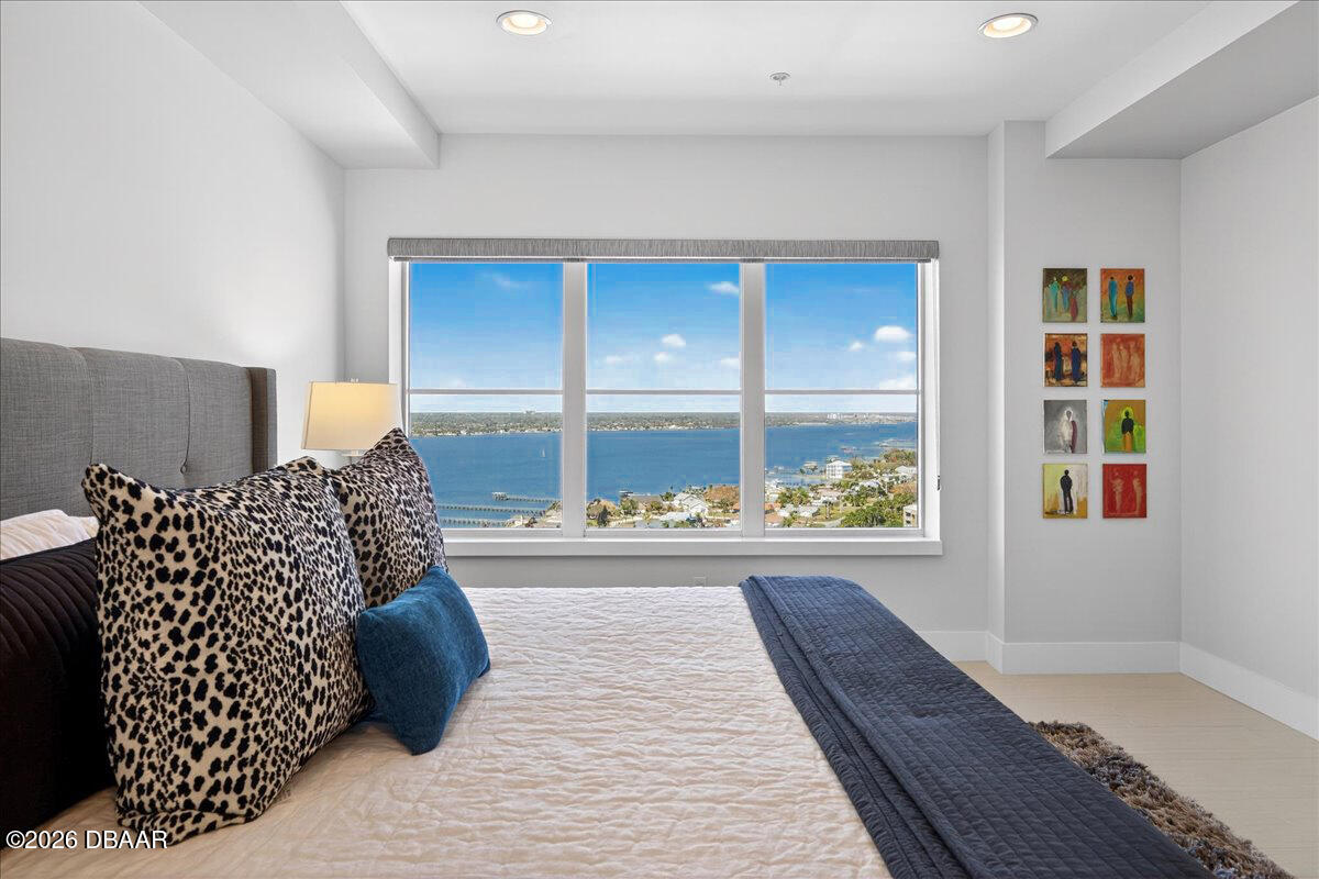 2 Oceans West Boulevard Unit: 2006