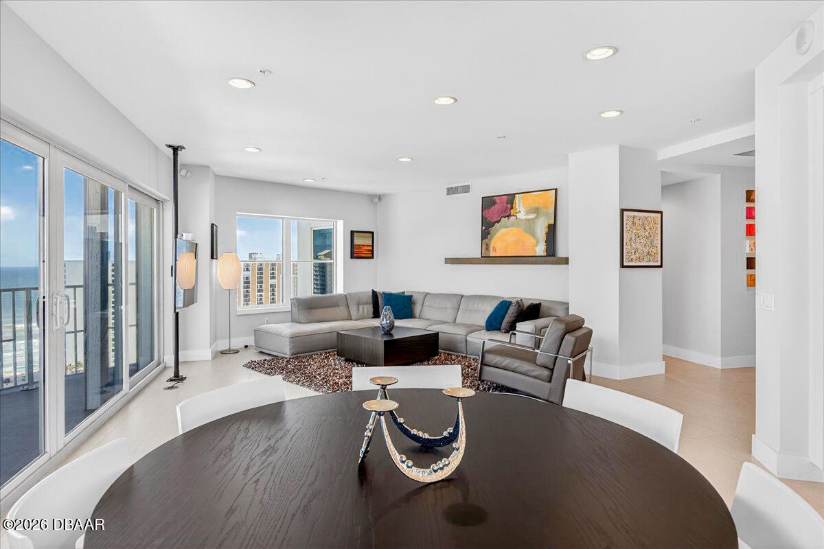 2 Oceans West Boulevard Unit: 2006