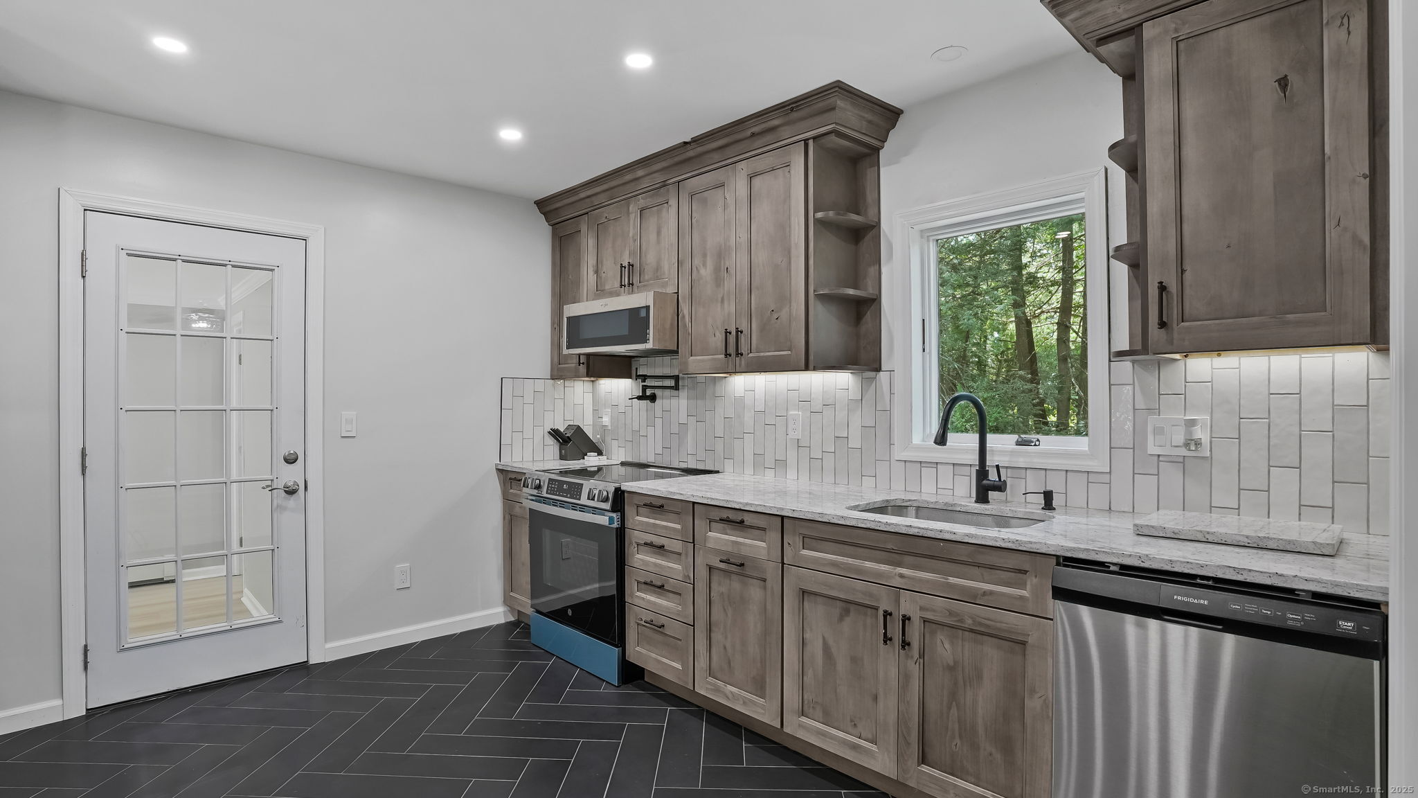 240 Great Plain Road