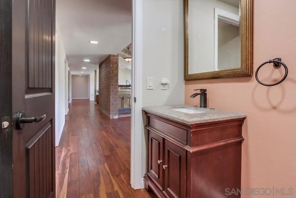 6411 Via De La Reina