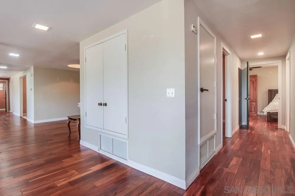 6411 Via De La Reina