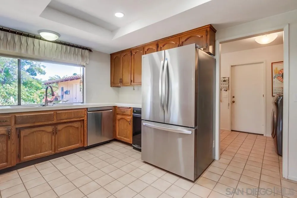 6411 Via De La Reina