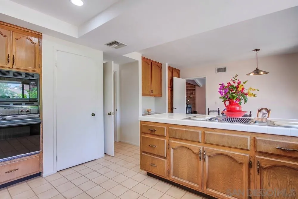 6411 Via De La Reina