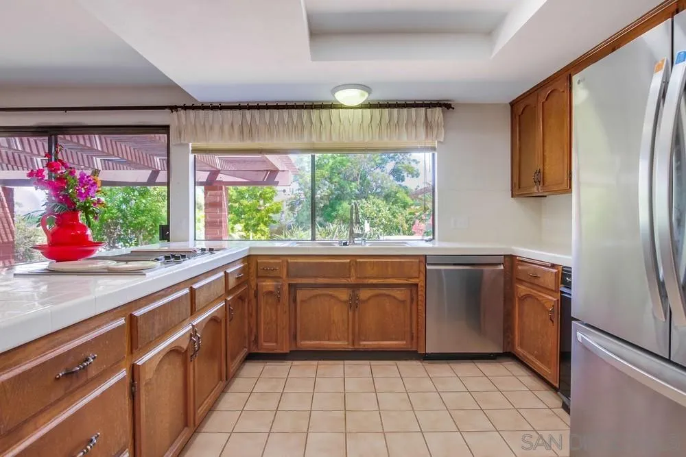 6411 Via De La Reina