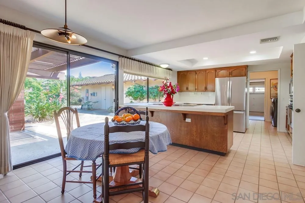 6411 Via De La Reina