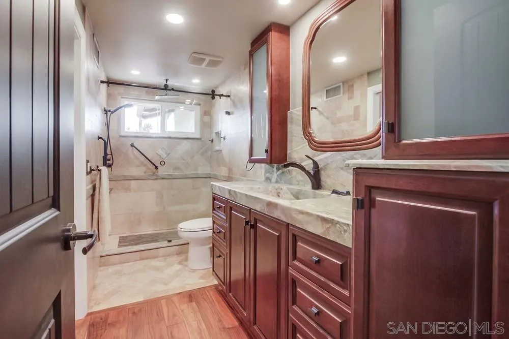 6411 Via De La Reina