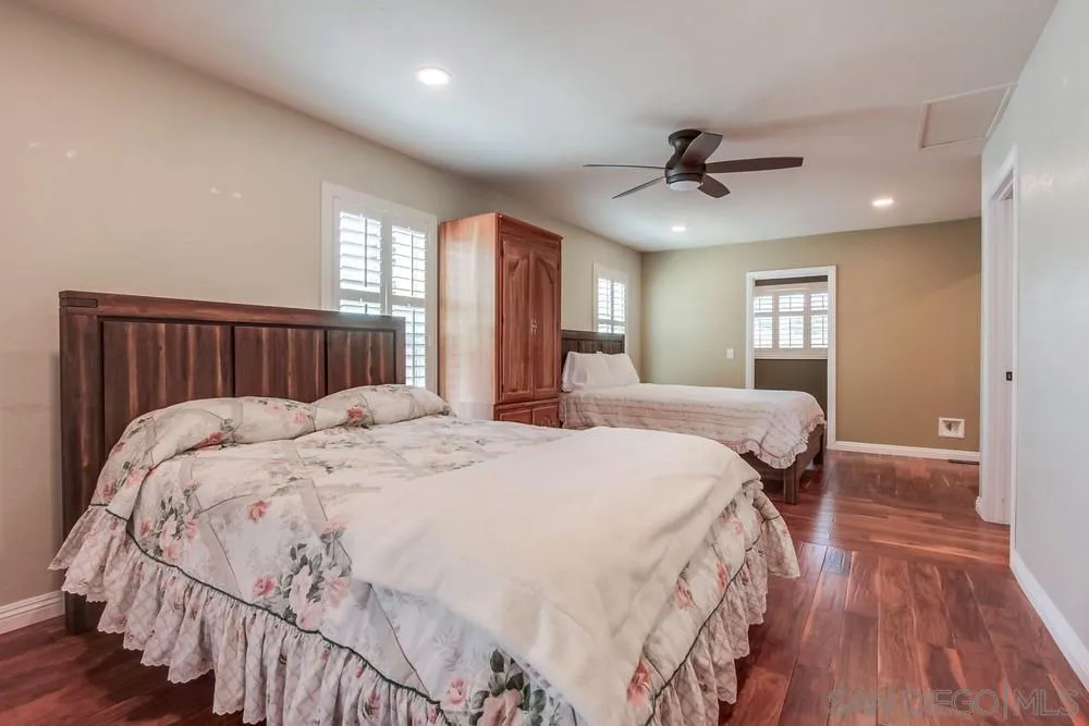 6411 Via De La Reina