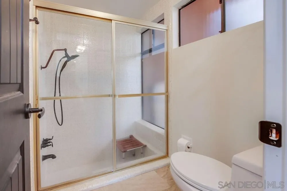 6411 Via De La Reina