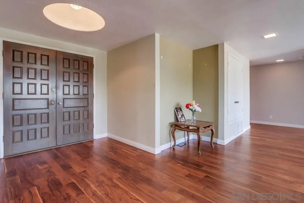 6411 Via De La Reina