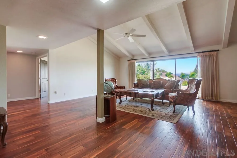 6411 Via De La Reina