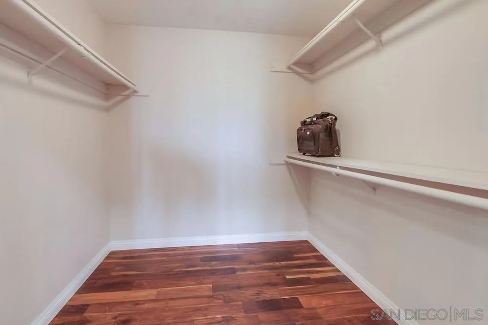 6411 Via De La Reina